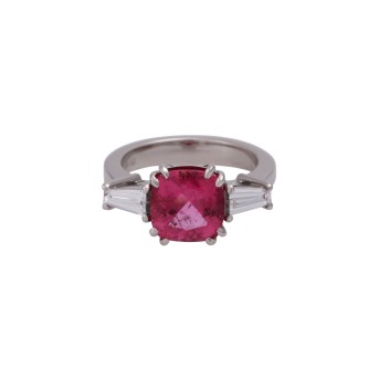 Eleganter Damenring, bes. mit 1 hochfeinen pinken Rubellit 3,27 cts. u. 2 Diam-Trapeze zus. 0,61 ct. FEINES WEISS/VVSI.