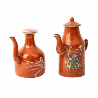 Zwei kleine Kannen mit eisenroter Glasur. CHINA, um 1900.