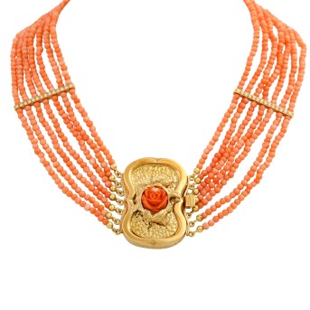 Korallenkette mit außergewöhnlicher Schließe