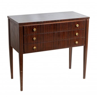 ZIERLICHE KOMMODE IN KLASSIZISTISCHER ART