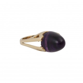Ring mit hohem Amethystcabochon