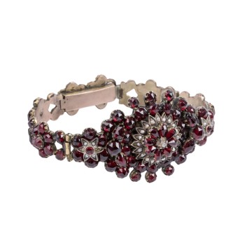 Armband mit Granaten und kleine Perlchen,