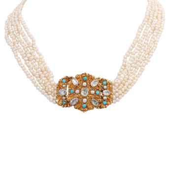 Pearl necklace with jewelry front 