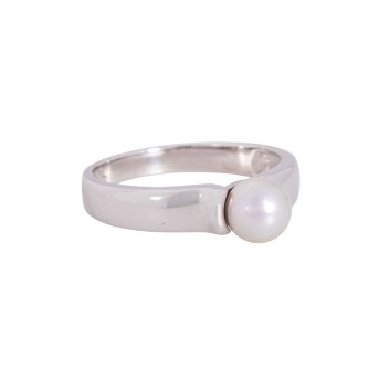 Ring with gray Akoya pearl,