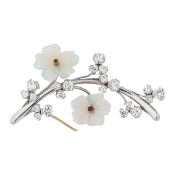 Blütenbrosche. (Handarbeit)