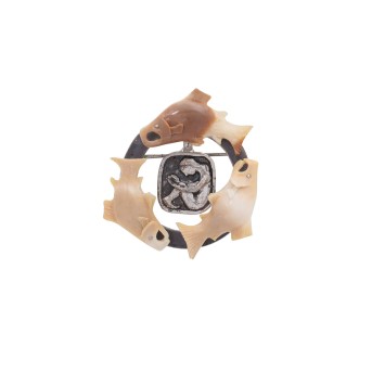 Anhänger/Brosche 'Water Woman' mit 3 Fischen aus fossilem Bein,