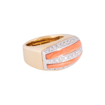 Ring mit Koralleneinlage und 33 Brillanten.