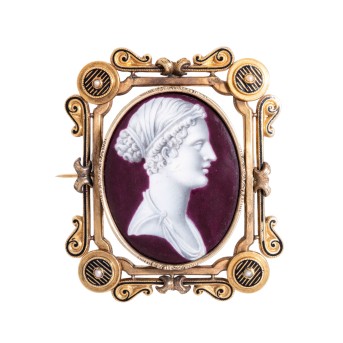 Brosche mit Frauenbildnis, Email,