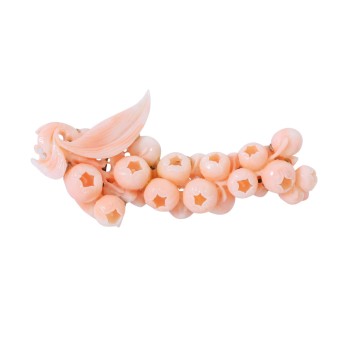 Brosche aus geschnitzter Engelshautkoralle,