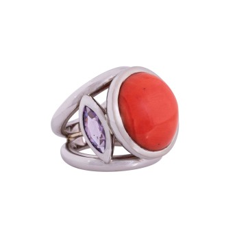Ring mit Korallcabochon, 2 Amethyste,