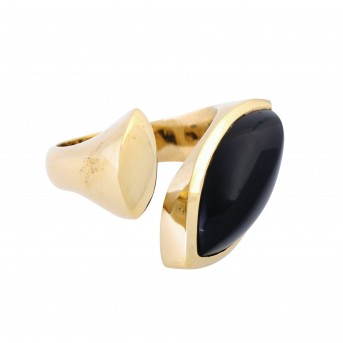Ring with onyx,