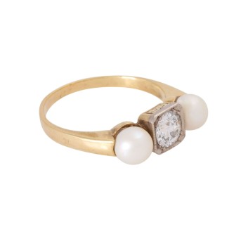 Ring mit 2 Perlen um Altschliffdiamant von ca. 0,7 ct,