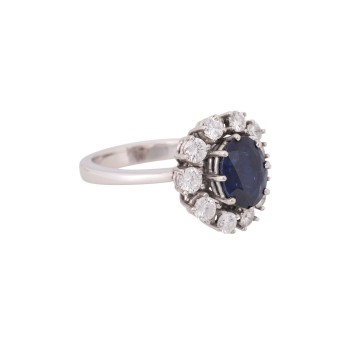 Ring mit Saphir 2,36 ct, 11 Brillanten zus. ca. 0,6 ct und 3 Navettediamanten