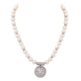 Pearl necklace with interchangeable clasp,