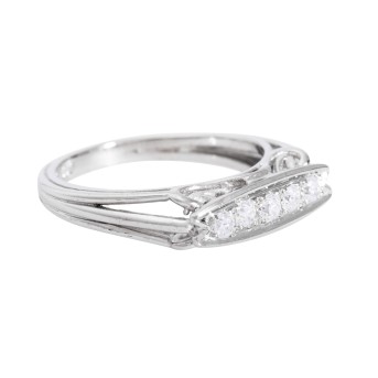 Ring mit 5 Zirkonia,