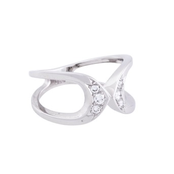 Ring with 6 diamonds