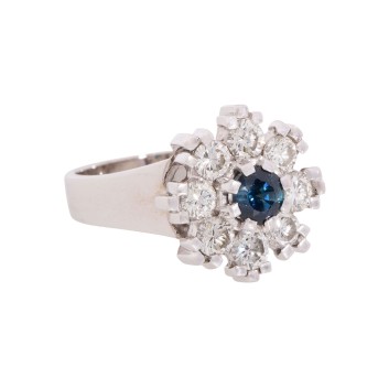 Ring with sapphire,