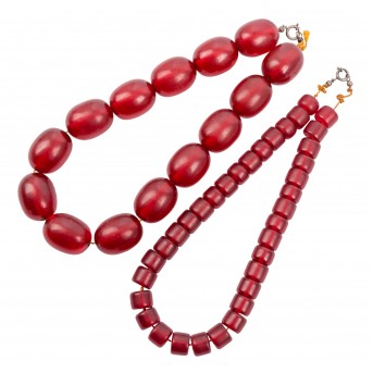 Zwei Halsketten aus 'Drachenblut',