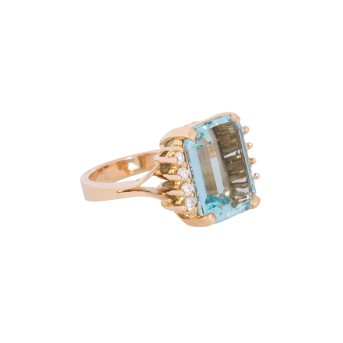Ring mit fac. Aquamarin und 8 Brillanten