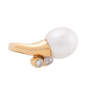 Ring with fine South Sea cultured pearl 