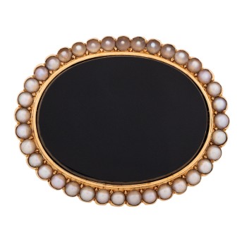 Brosche mit Onyx und entouriert von Halbperlchen,