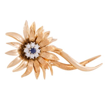 Brosche 'Blume' mit fac. Saphir entouriert von 8 Brillanten