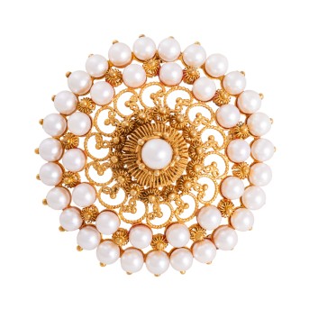 Brooch with 42 white cultured pearls,