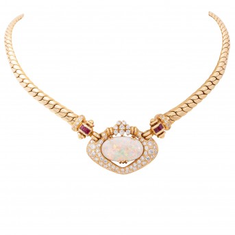Collier mit Opal, 4 Rubincarrés und Brillanten von zus. ca. 2 ct,
