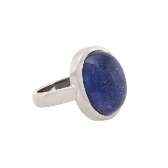 Ring mit Tansanit im Cabochonschliff,