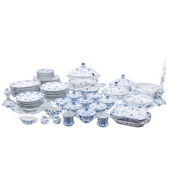ROYAL COPENHAGEN extensive dinner service 'Musselmalet', full-tip, half-tip and ribbed, 1st and 2nd choice, 19th/20th century