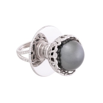 Extravaganter Ring mit großer Tahitiperle
