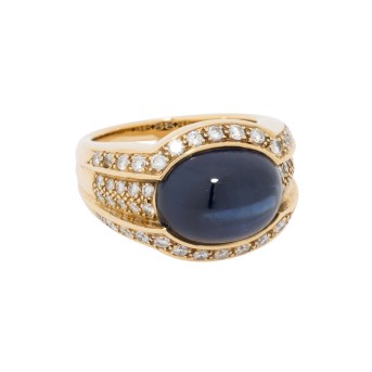 Ring mit einem natürlichen Saphir im Cabochonschliff