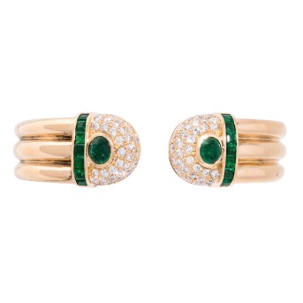 Bangle with 2 emerald cabochons, 14 carré-cut emeralds and 64 brilliant-cut diamonds,