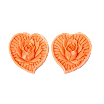 Paar Korallenschnitzereien in Herzform von zus. ca. 74 ct,