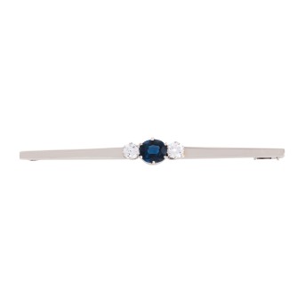 Bar pin with oval sapphire flanked by 2 brilliant-cut diamonds totaling ca. 0.5 ct, 