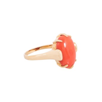 Ring mit ovalem Korallcabochon,