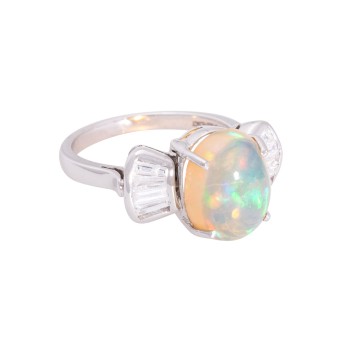 Ring mit Welo Opal von ca. 3,57 ct u. Diamanttrapezen von zus. ca. 0,34 ct