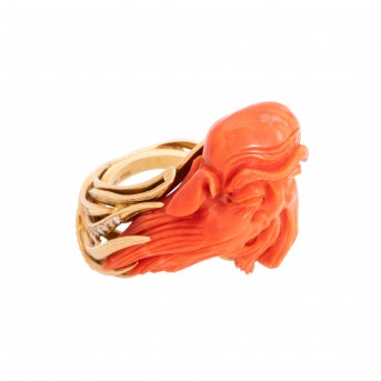 Stilvoller Ring mit fein geschnitzter Koralle,