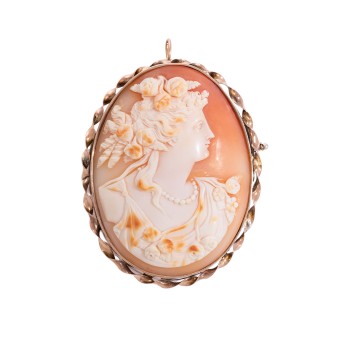 Brosche/Anhänger mit einer Muschelgemme,