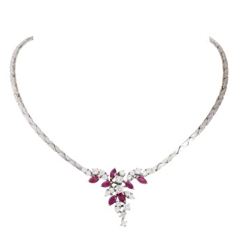 Collier mit Rubinnavettes und 22 Brillanten,