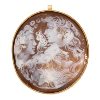 Anhänger mit großer Muschelkamee