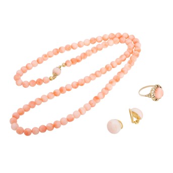 Korallenkonvolut aus Kugelkette, Ring und Ohrclips,