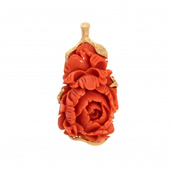 Anhänger mit floral geschnittener Koralle