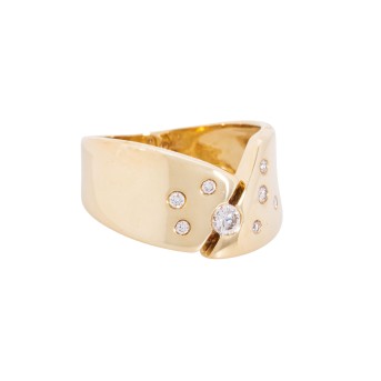 Ring with 8 diamonds,