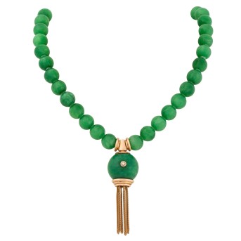 Collier aus Jadeitkugeln mit prächtigem Mittelteil