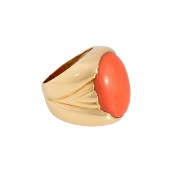 Ring mit feinem, großen, ovalen Korallen-Cabochon,