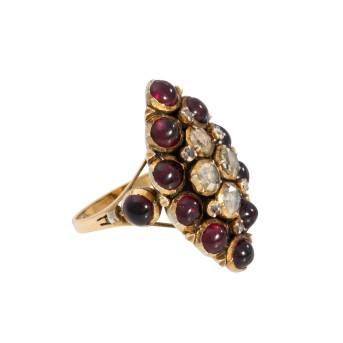 Aufwändig gestalteter Ring mit Diamantrosen und Granat-Cabochons: