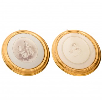 PAAR OVALE MESSINGRAHMEN mit Fotografien, deutsch um 1870,