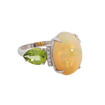 Ring mit Opal, Peridots u. Brillanten: