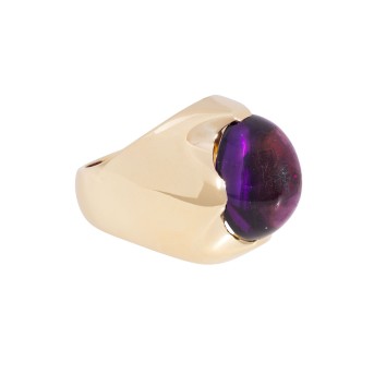 Ring with amethyst cabochon, 